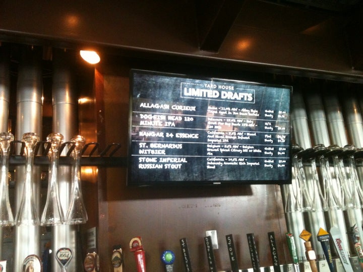 Yard House, a bar in Pasadena