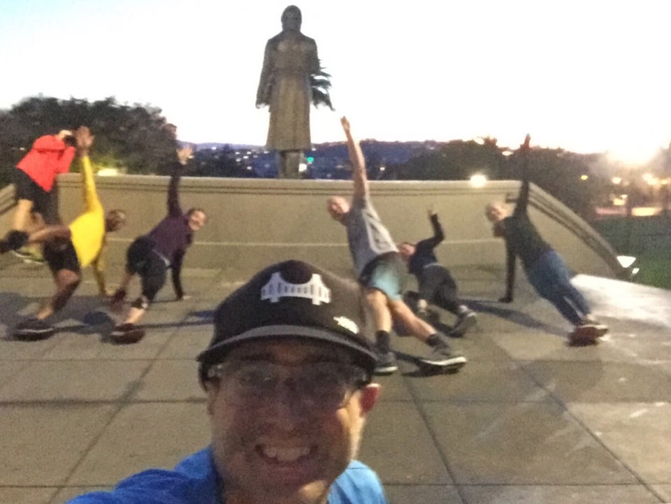 Tantek taking a selfie in Dolores Park with a bunch of November Project runners planking behind him.